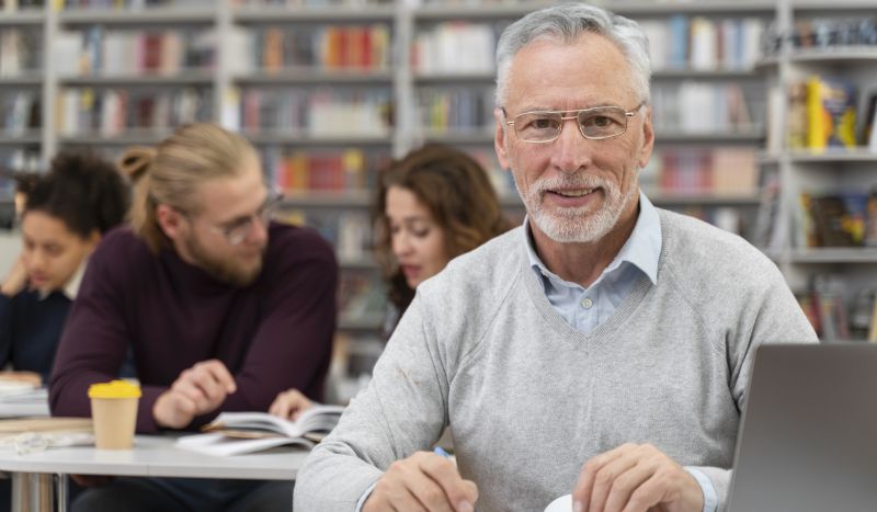 Mit Beratung und dem Studienführer für Senioren hilft der AVDS Hemmschwellen vor der Uni zu überwinden.