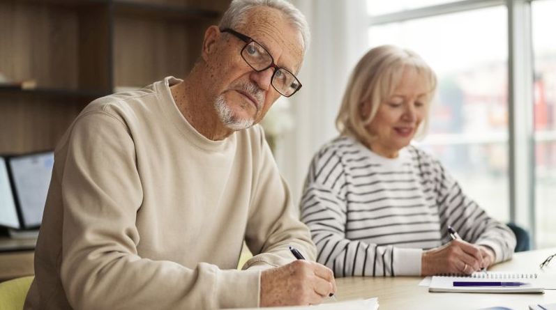 Senioren werden zunehmend unsichtbar in der Politik. Der AVDS e.V. setzt sich für Seniorenstudium und Bildung in der 2. Lebenshälfte ein.